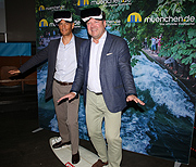 Testeten als erste bei der VR-App-Präsentation von muenchen.de das virtuelle Erlebnis, auf dem Eisbach zu surfen: Bürgermeister Josef Schmid (CSU) und muenchen.de-Geschäftsführer Dr. Lajos Csery (r.)  ©Foto: Martin Schmitz